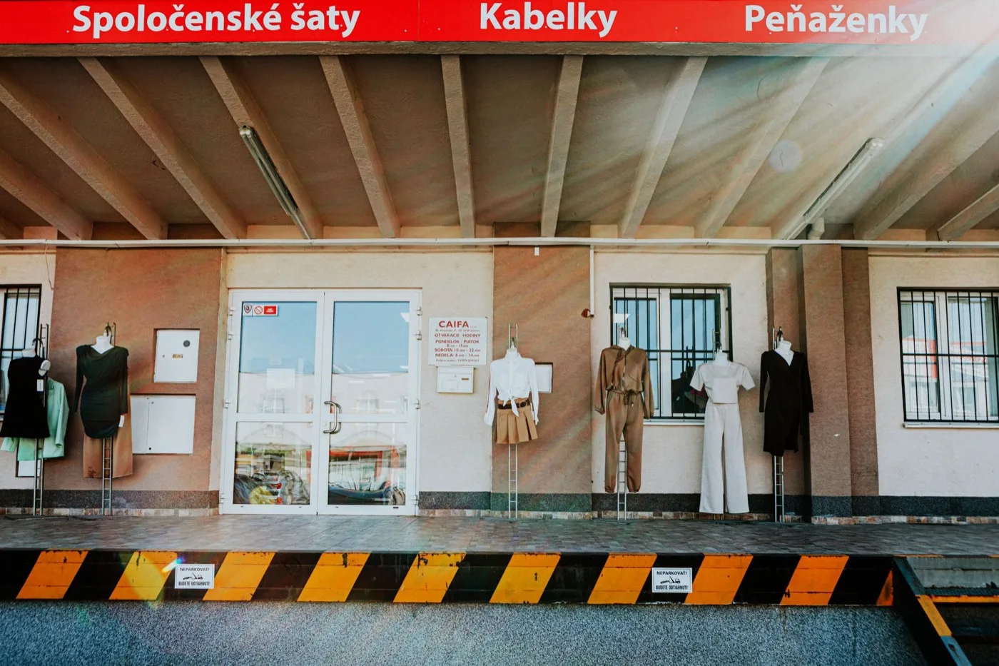 Kereszteladások, kiegészítő — ruházati eladó képzés